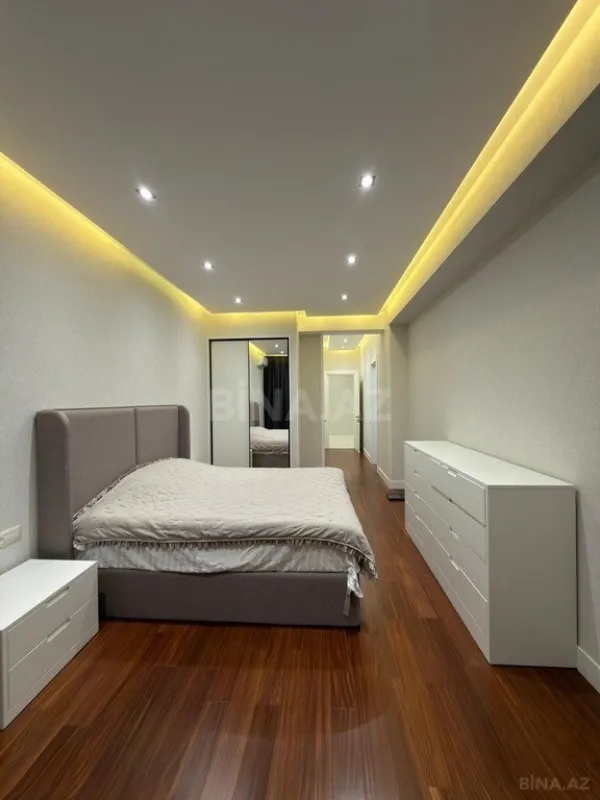 Satılır 5 otaqlı mənzil 230 m²