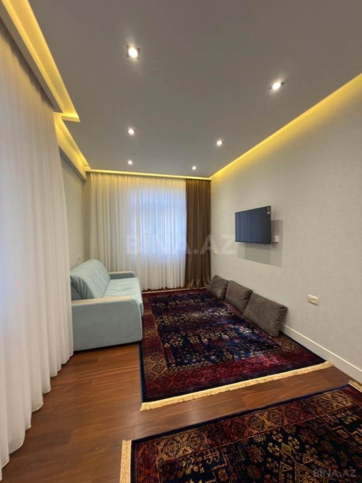 Satılır 5 otaqlı mənzil 230 m²