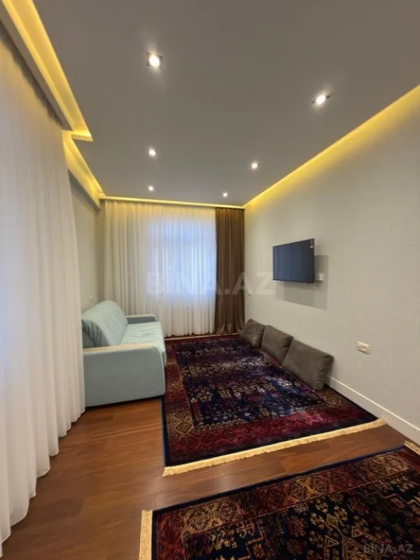Satılır 5 otaqlı mənzil 230 m²