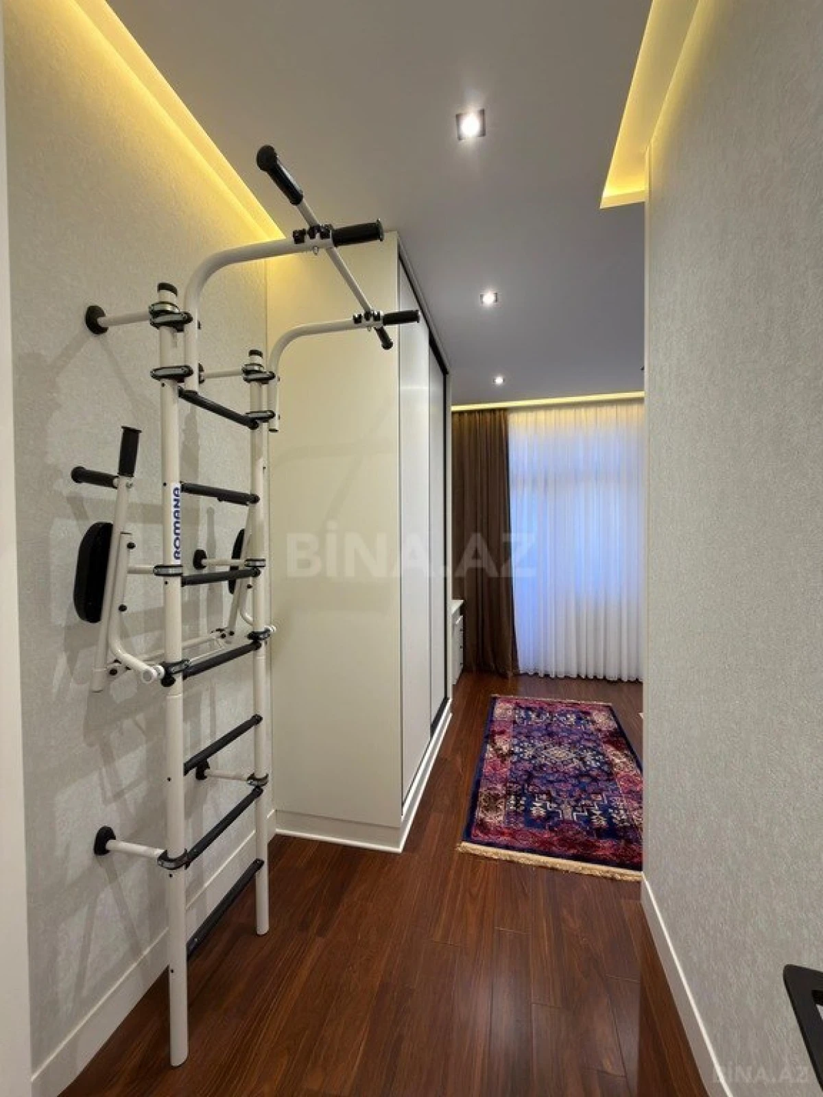 Satılır 5 otaqlı mənzil 230 m²