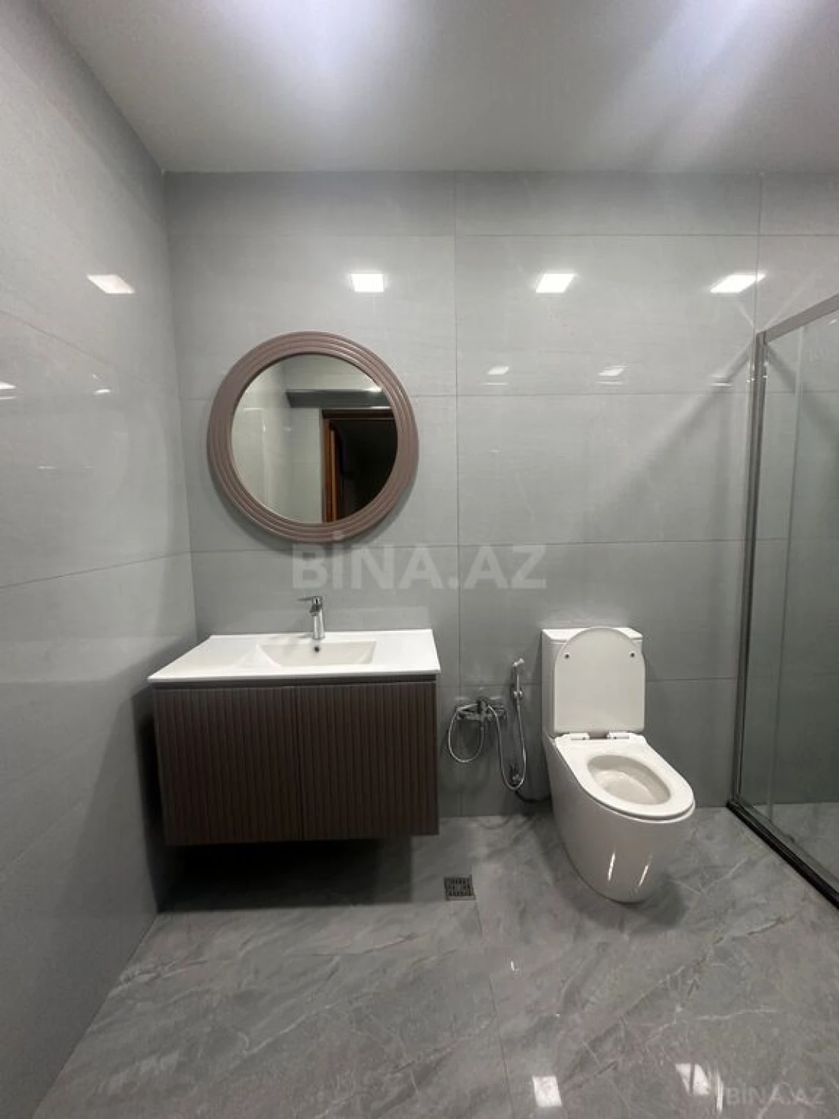Satılır 6 otaqlı həyət evi 670 m²