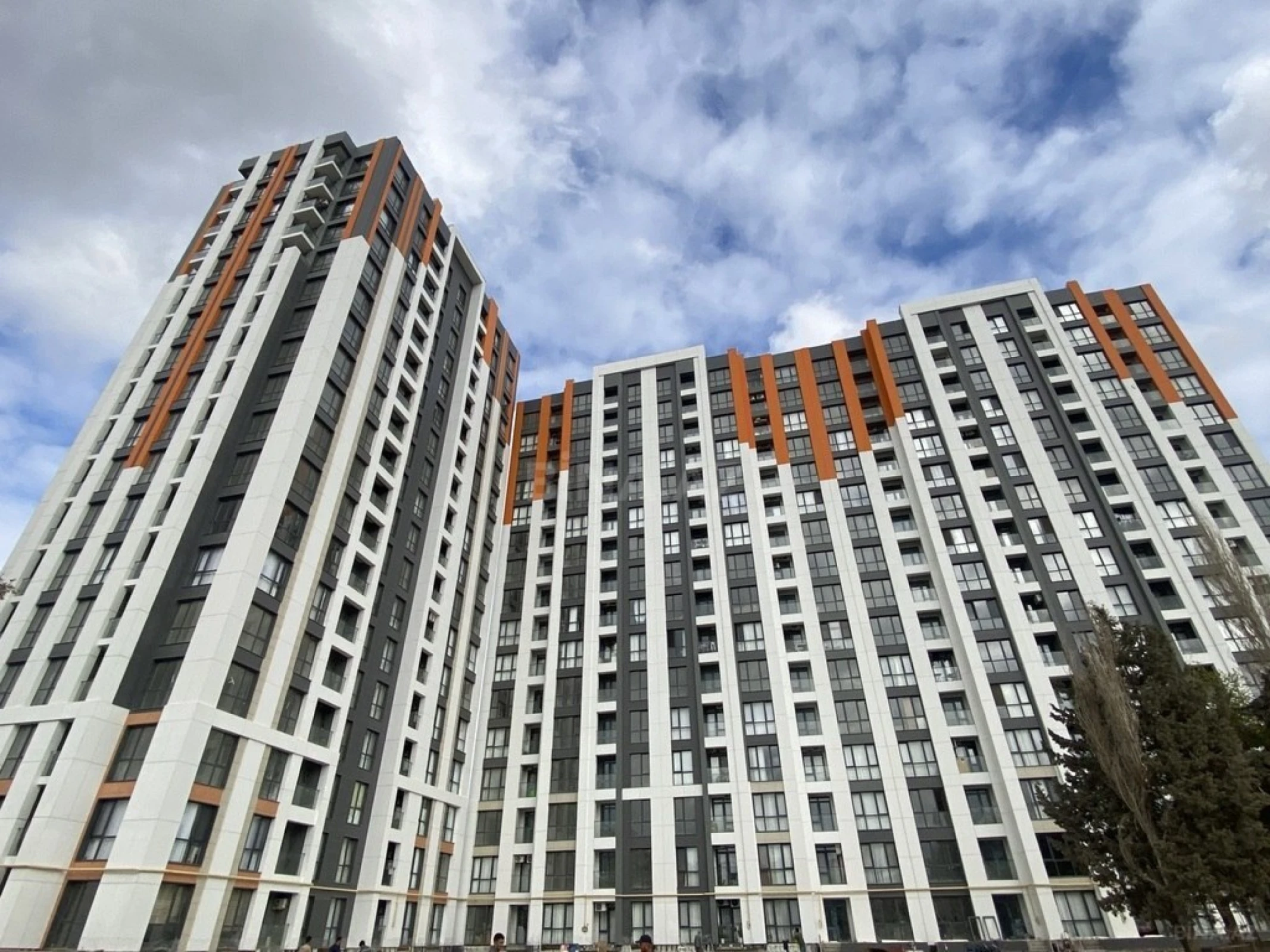 Satılır 3 otaqlı mənzil 110 m²