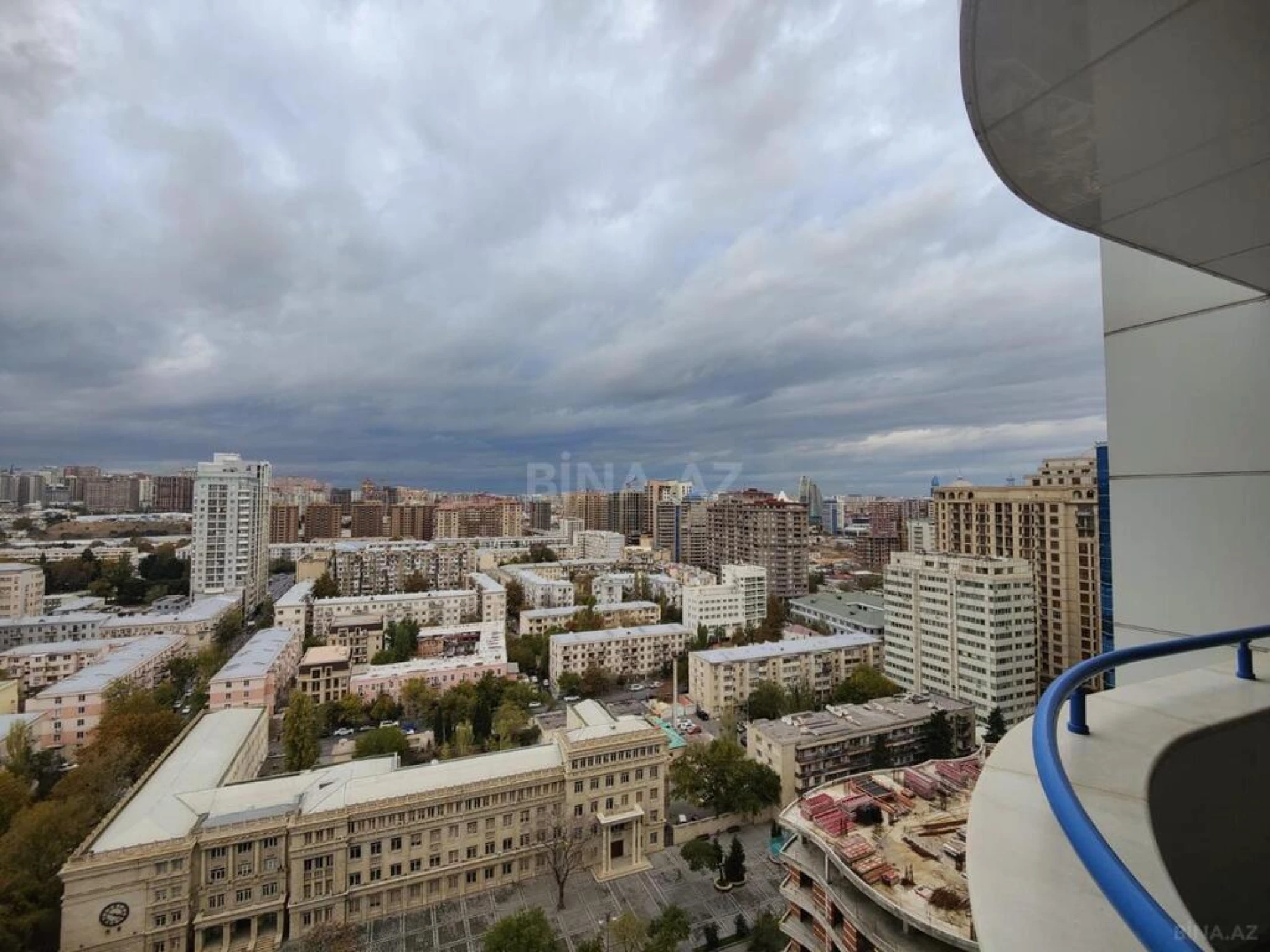 Kirayə verilir 4 otaqlı mənzil 200 m²