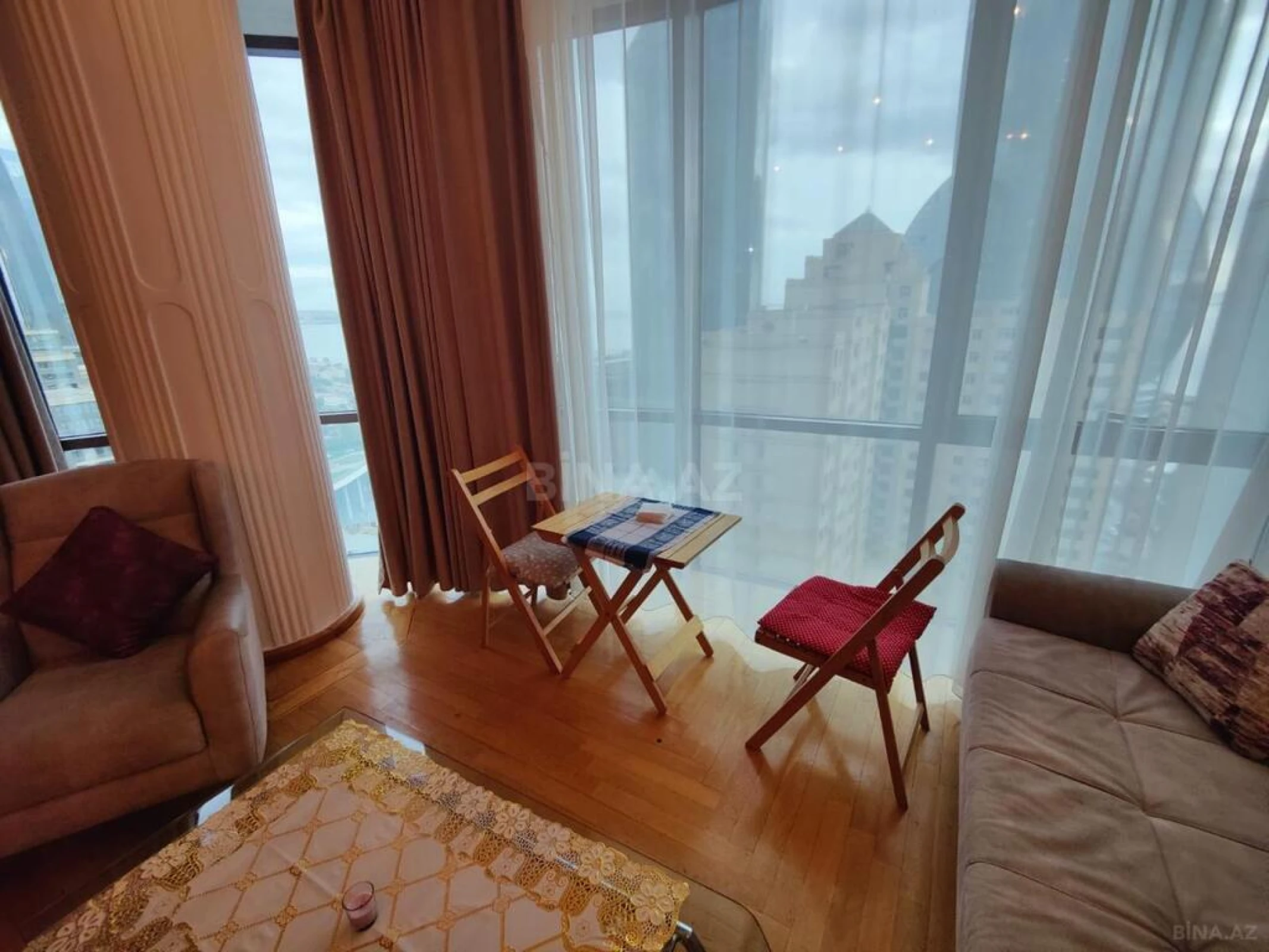 Kirayə verilir 4 otaqlı mənzil 200 m²