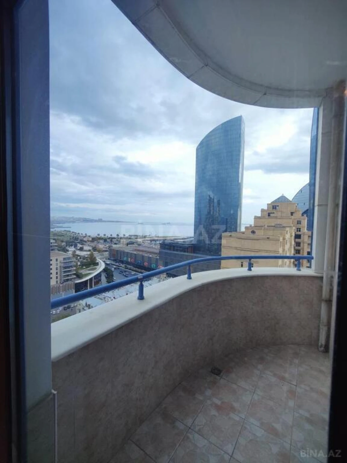 Kirayə verilir 4 otaqlı mənzil 200 m²