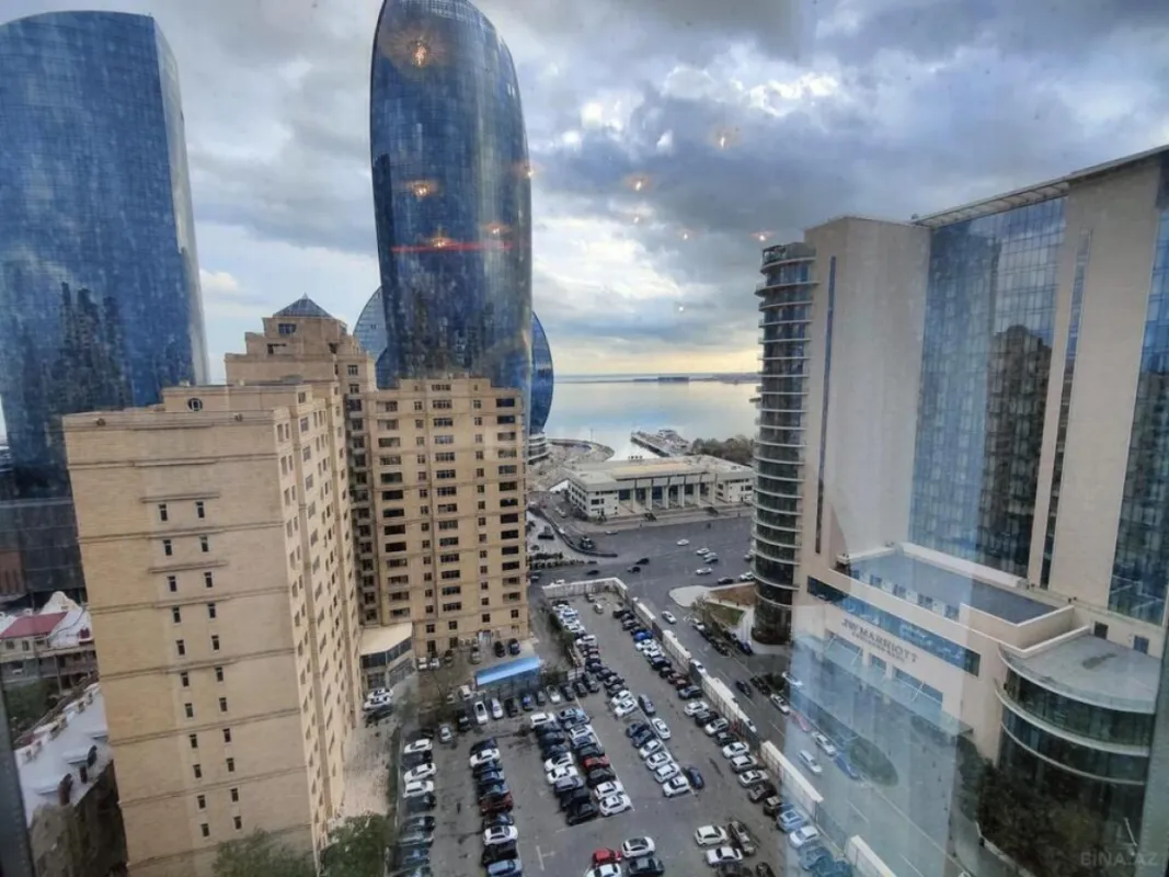 Kirayə verilir 4 otaqlı mənzil 200 m²