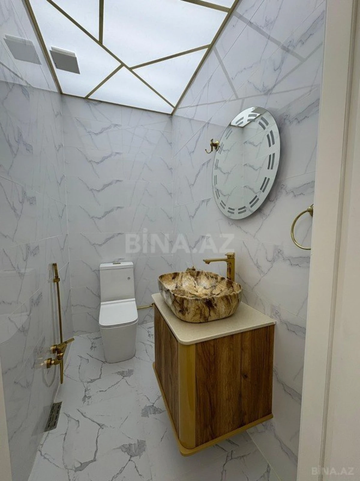 Satılır 3 otaqlı mənzil 137 m²