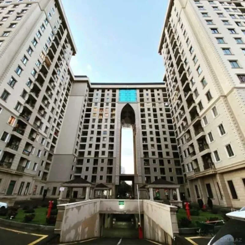 Satılır 3 otaqlı mənzil 137 m²