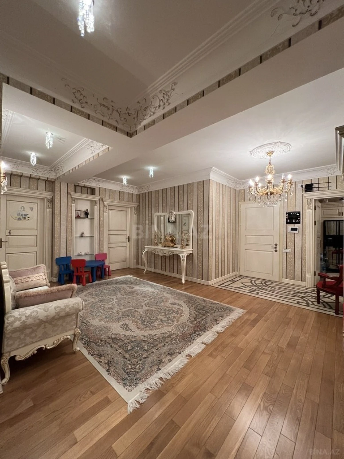 Satılır 4 otaqlı mənzil 260 m²