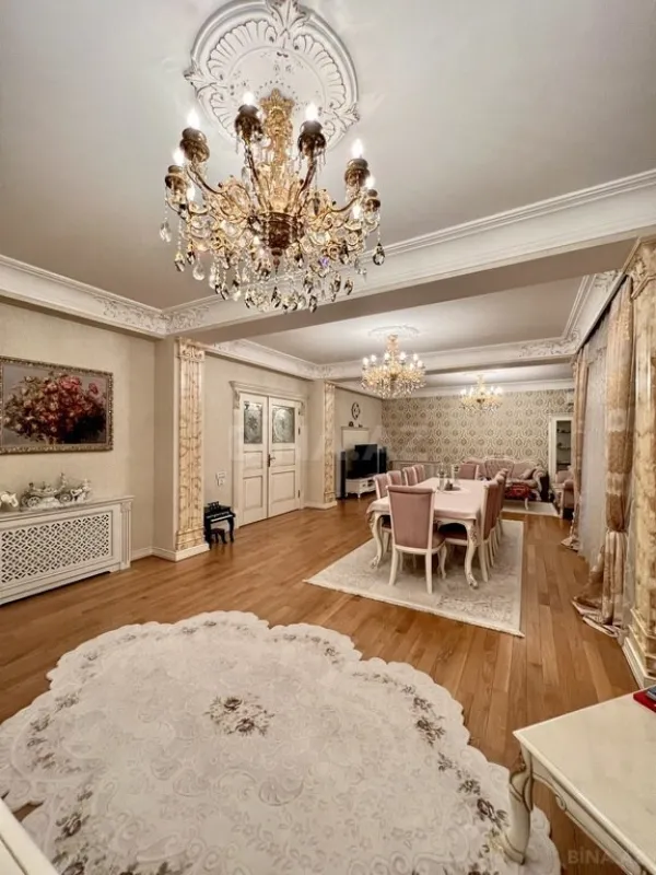 Satılır 4 otaqlı mənzil 260 m²