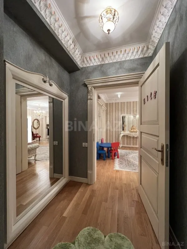Satılır 4 otaqlı mənzil 260 m²