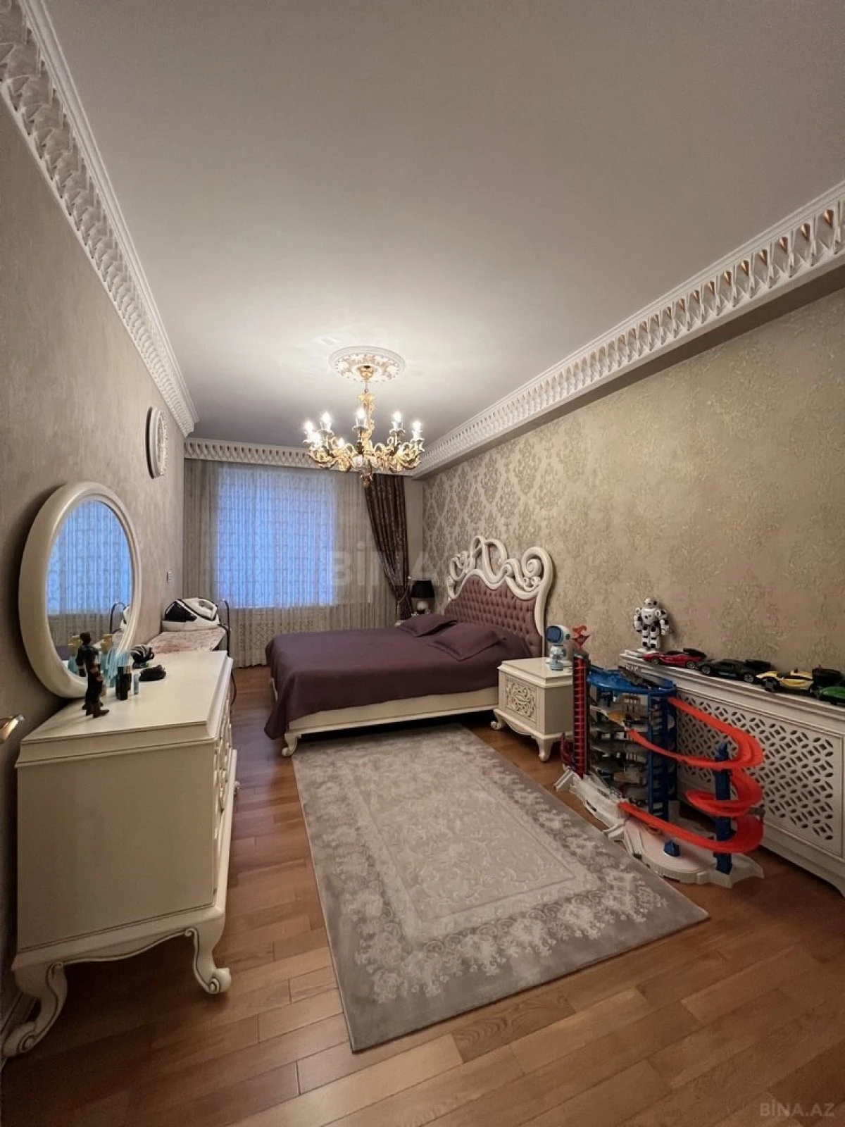Satılır 4 otaqlı mənzil 260 m²