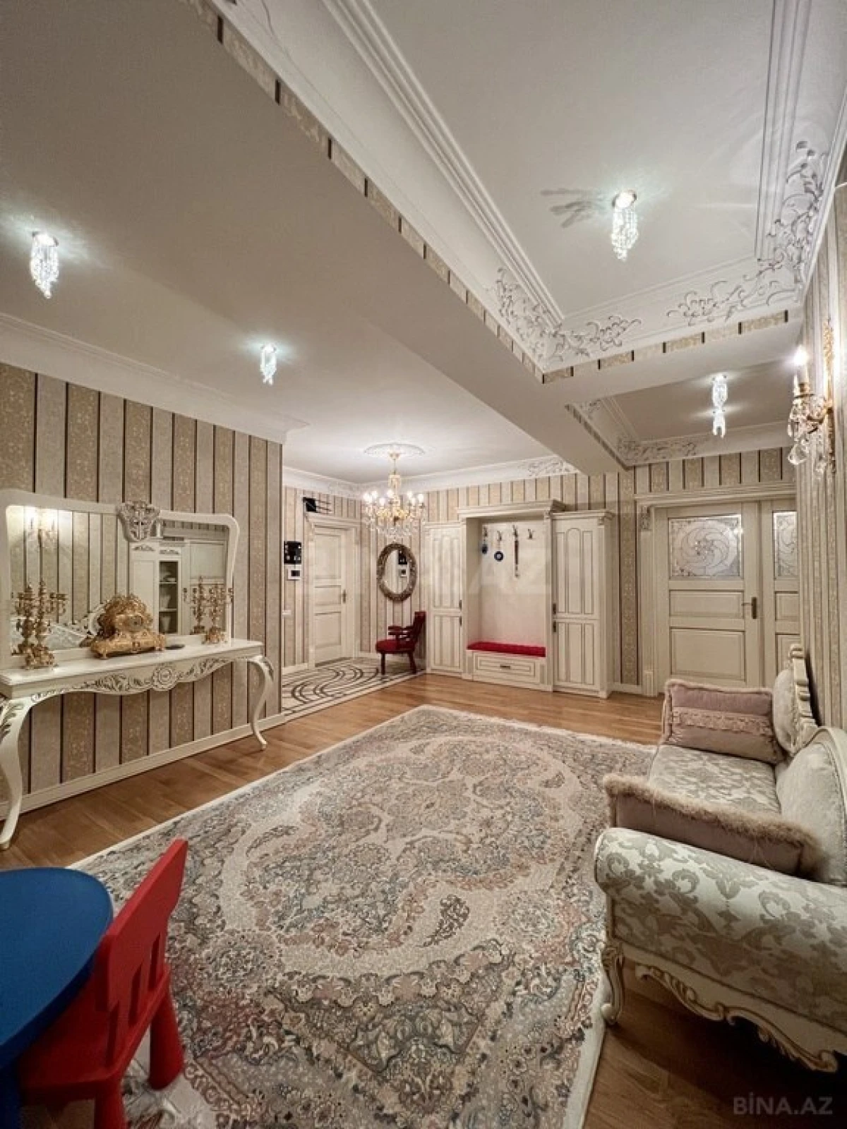 Satılır 4 otaqlı mənzil 260 m²