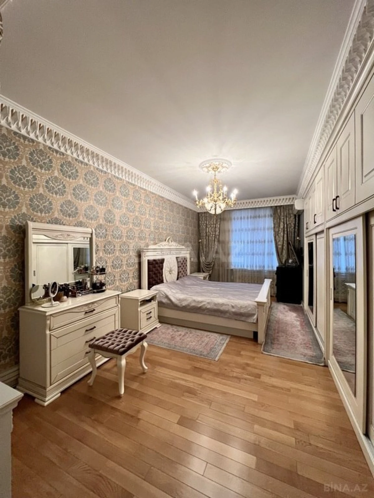 Satılır 4 otaqlı mənzil 260 m²