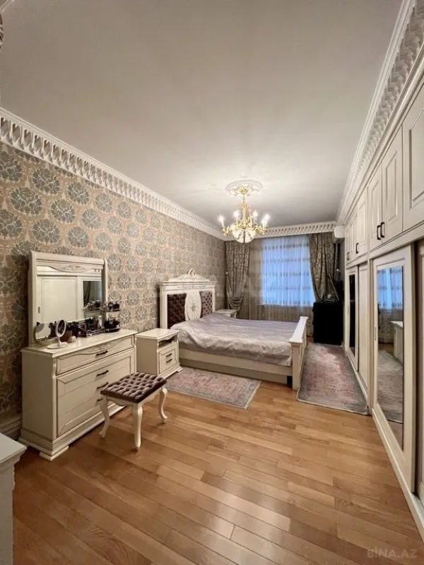 Satılır 4 otaqlı mənzil 260 m²