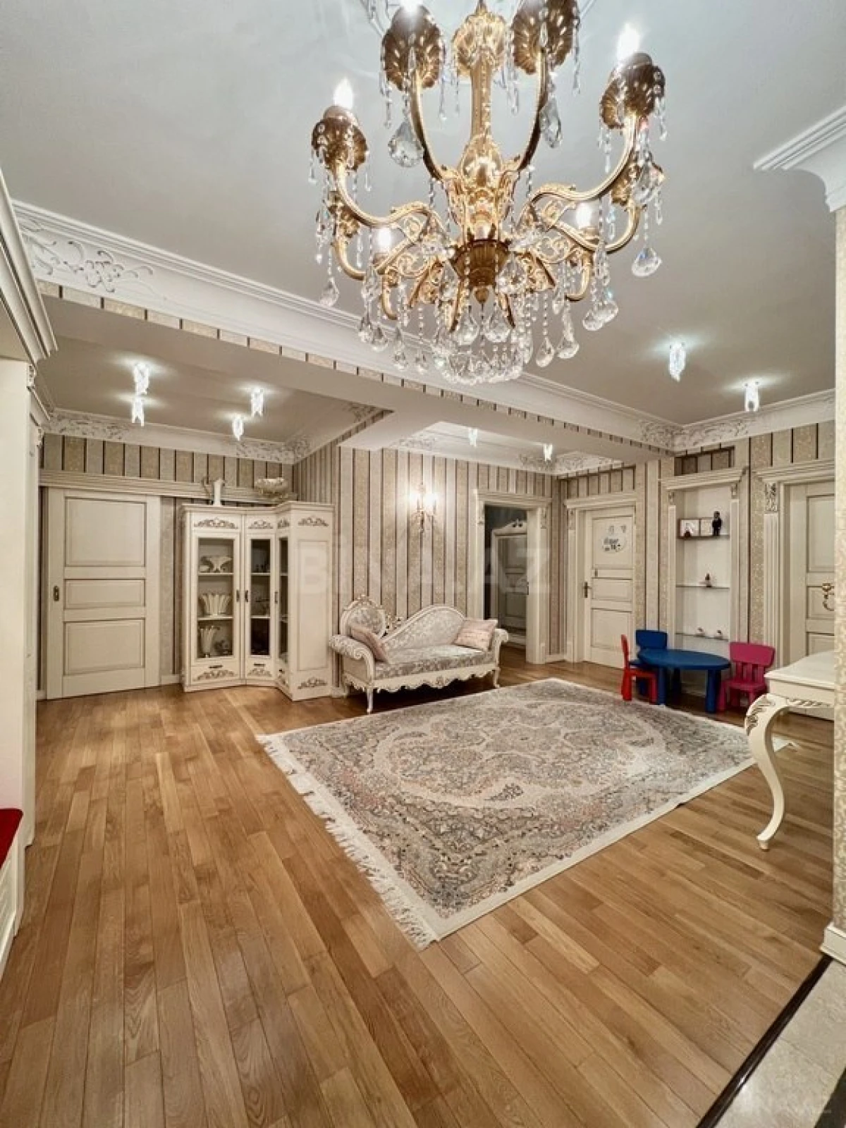 Satılır 4 otaqlı mənzil 260 m²