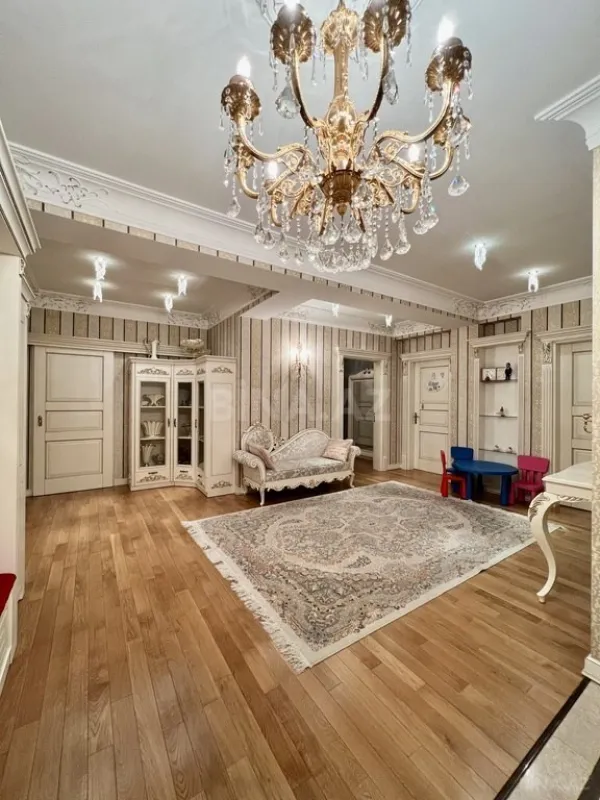 Satılır 4 otaqlı mənzil 260 m²