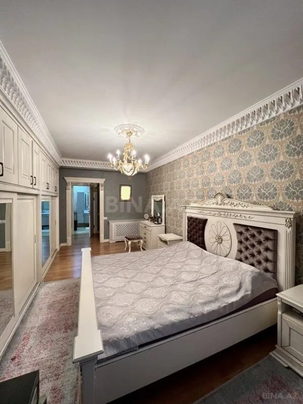 Satılır 4 otaqlı mənzil 260 m²