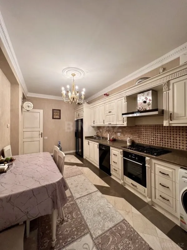 Satılır 4 otaqlı mənzil 260 m²