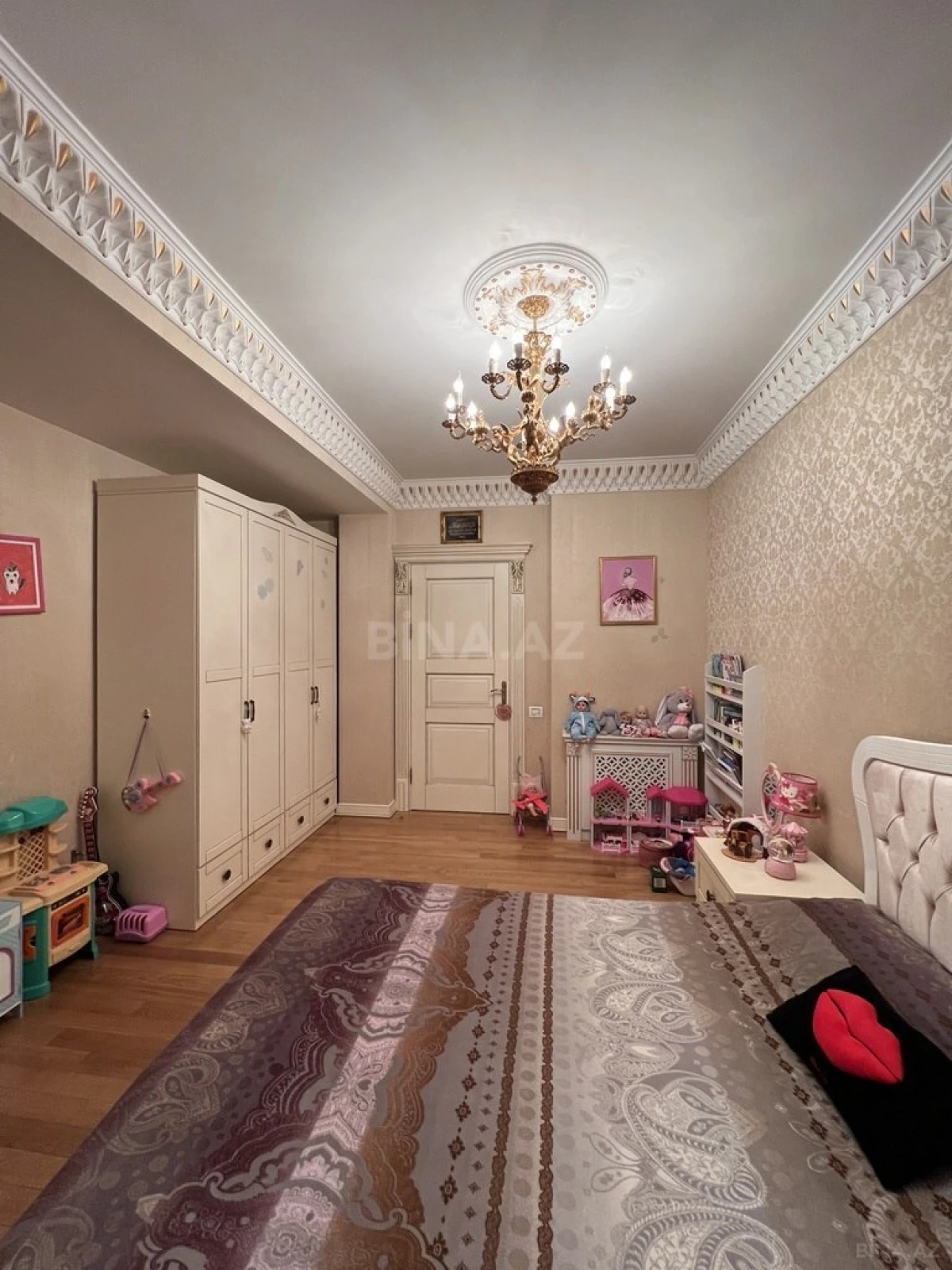 Satılır 4 otaqlı mənzil 260 m²