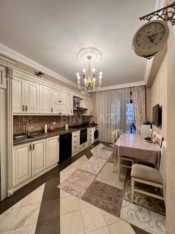 Satılır 4 otaqlı mənzil 260 m²