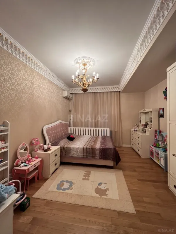Satılır 4 otaqlı mənzil 260 m²