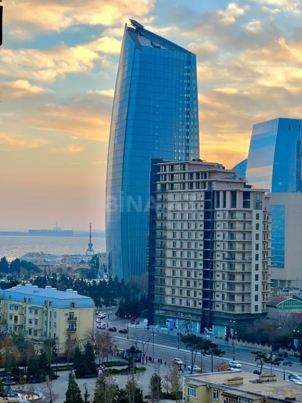 Satılır 4 otaqlı mənzil 260 m²