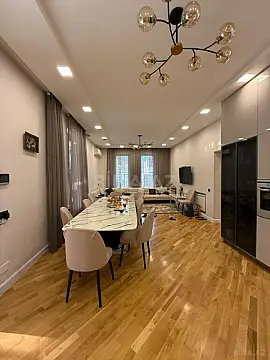 Satılır 7 otaqlı həyət evi 550 m²
