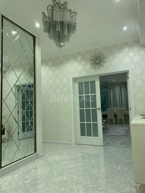 Satılır 3 otaqlı mənzil 135 m²