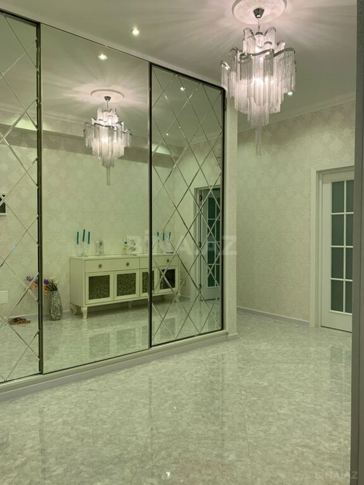 Satılır 3 otaqlı mənzil 135 m²