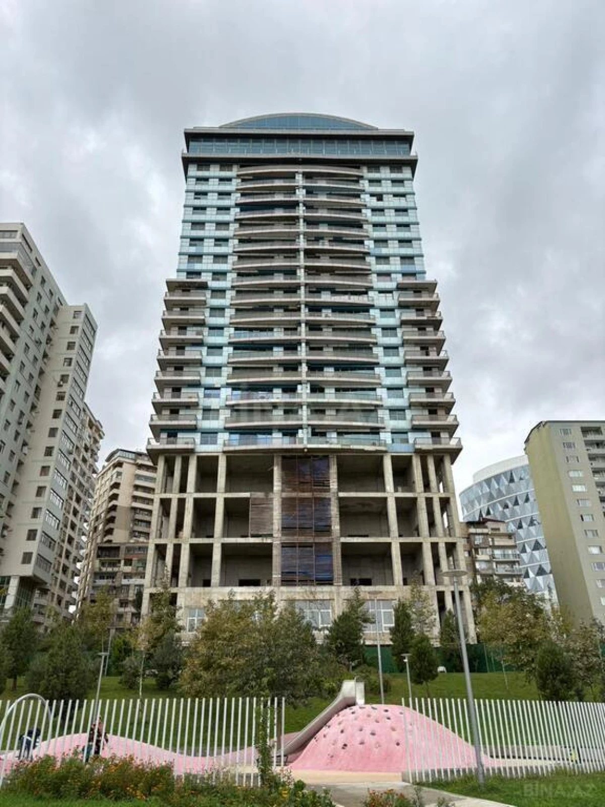 Satılır 4 otaqlı mənzil 192 m²