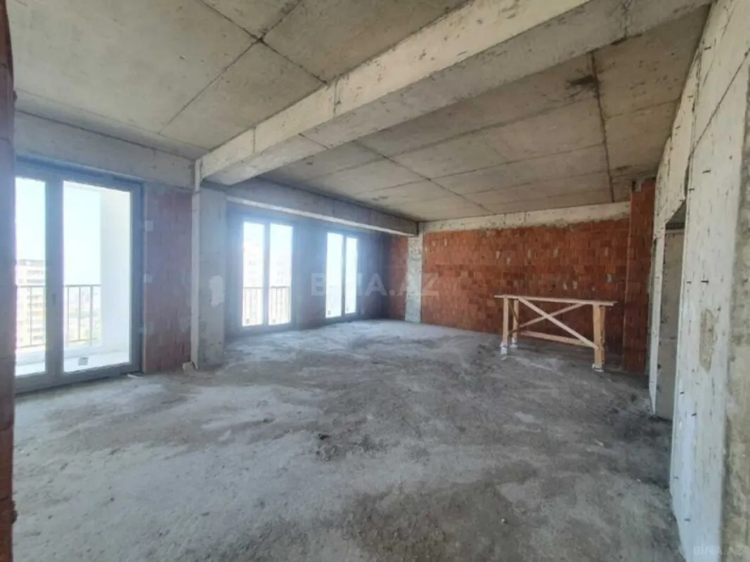 Satılır 4 otaqlı mənzil 192 m²