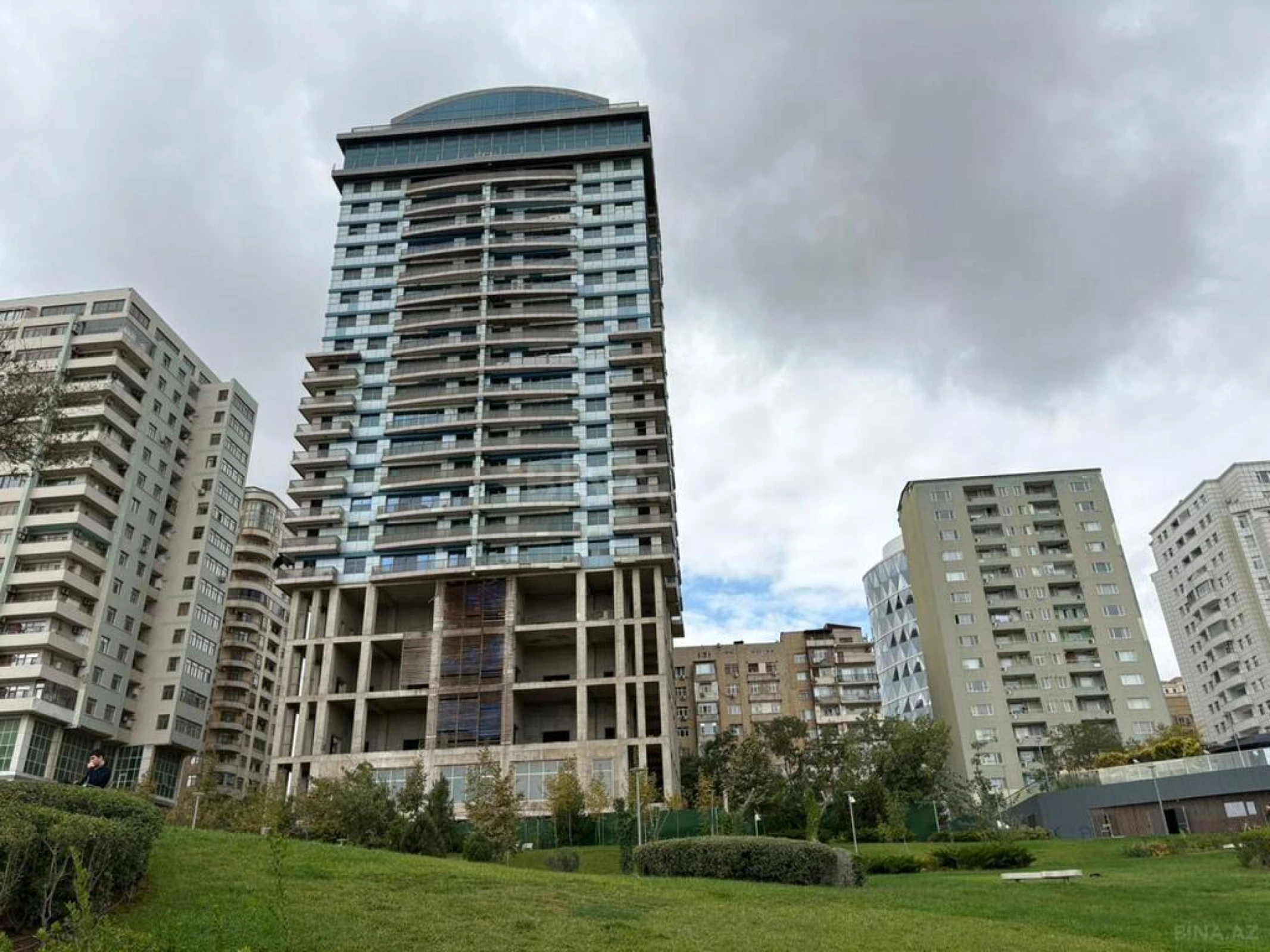 Satılır 4 otaqlı mənzil 192 m²