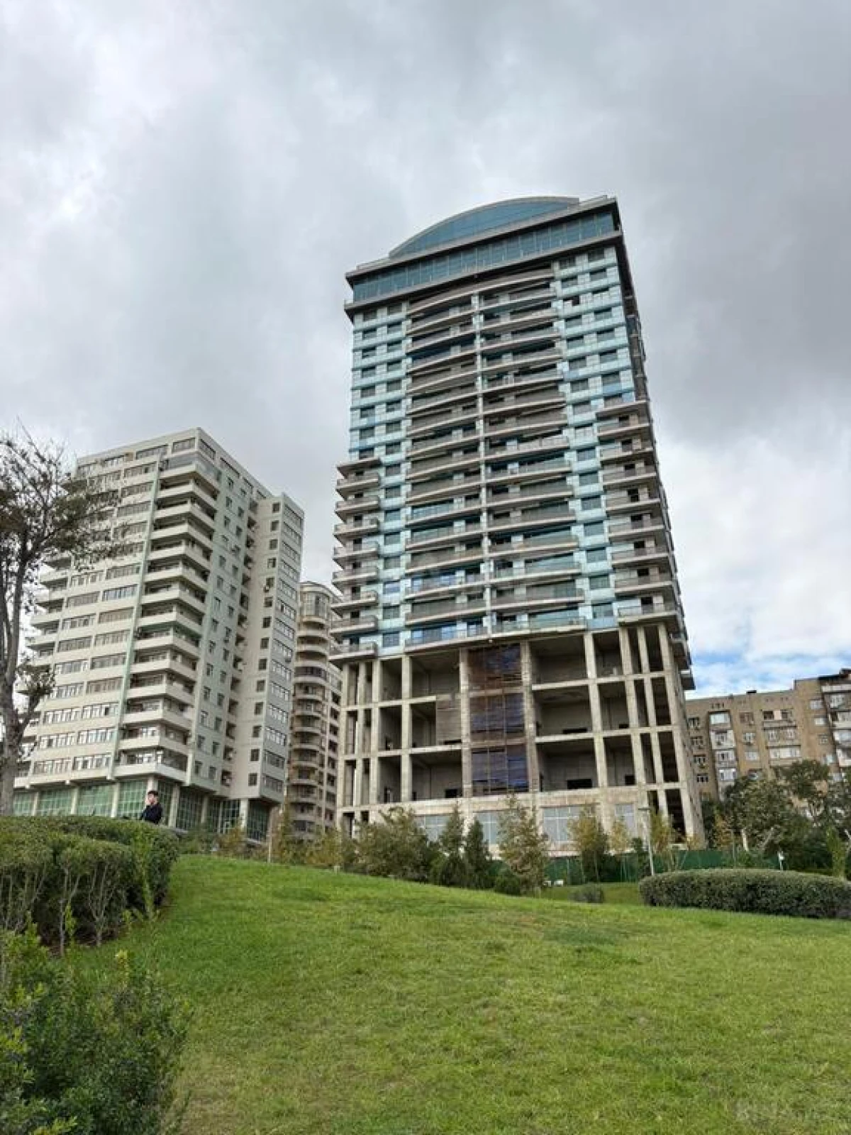 Satılır 4 otaqlı mənzil 192 m²