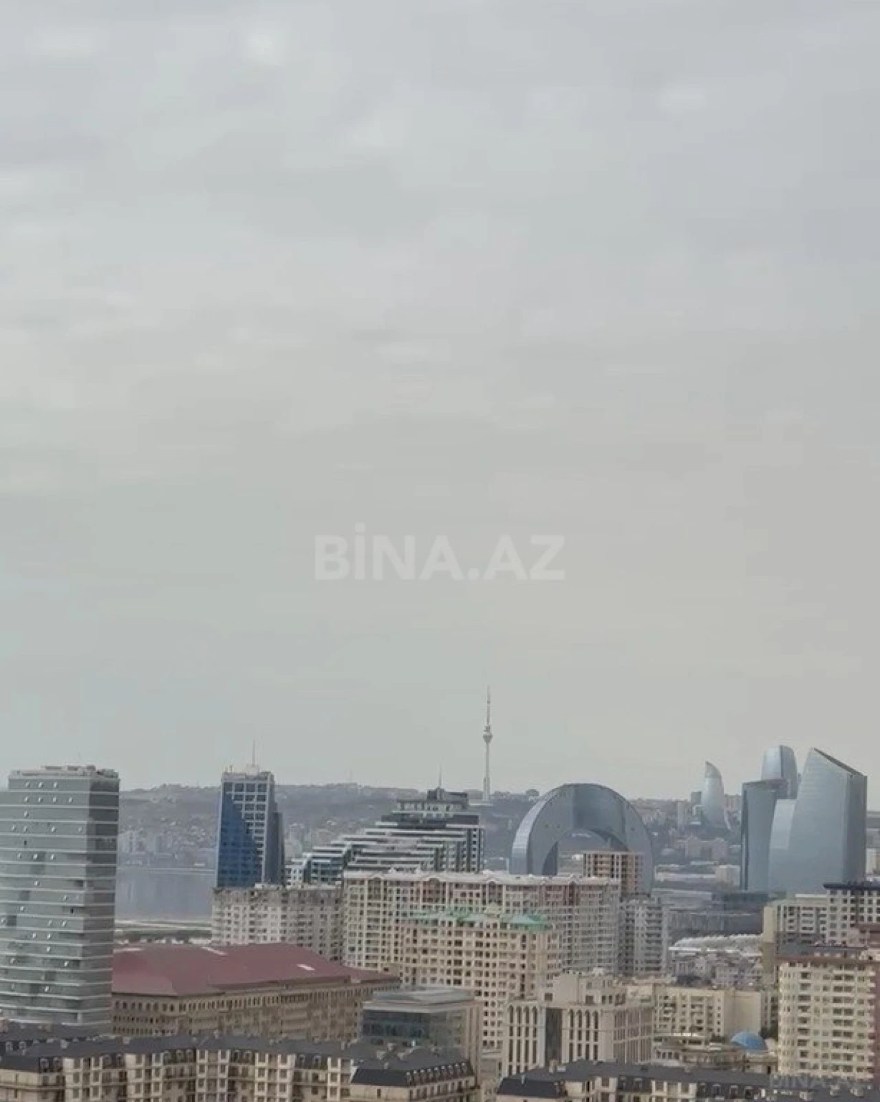 Satılır 7 otaqlı mənzil 395 m²