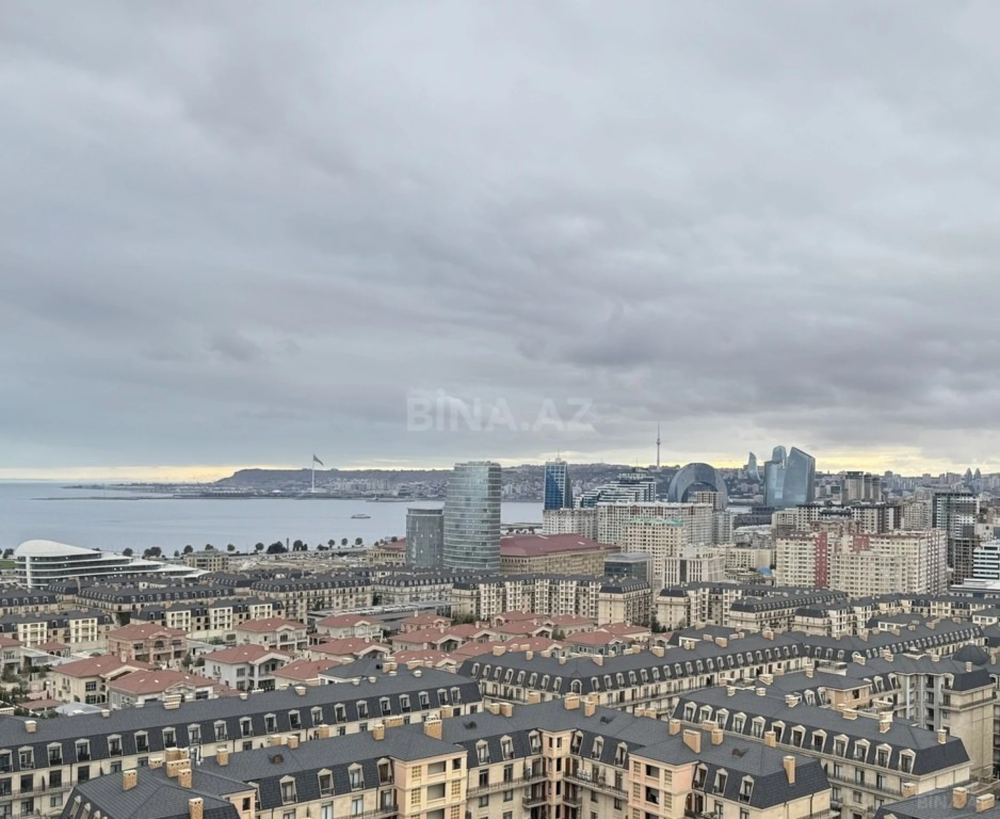 Satılır 7 otaqlı mənzil 395 m²