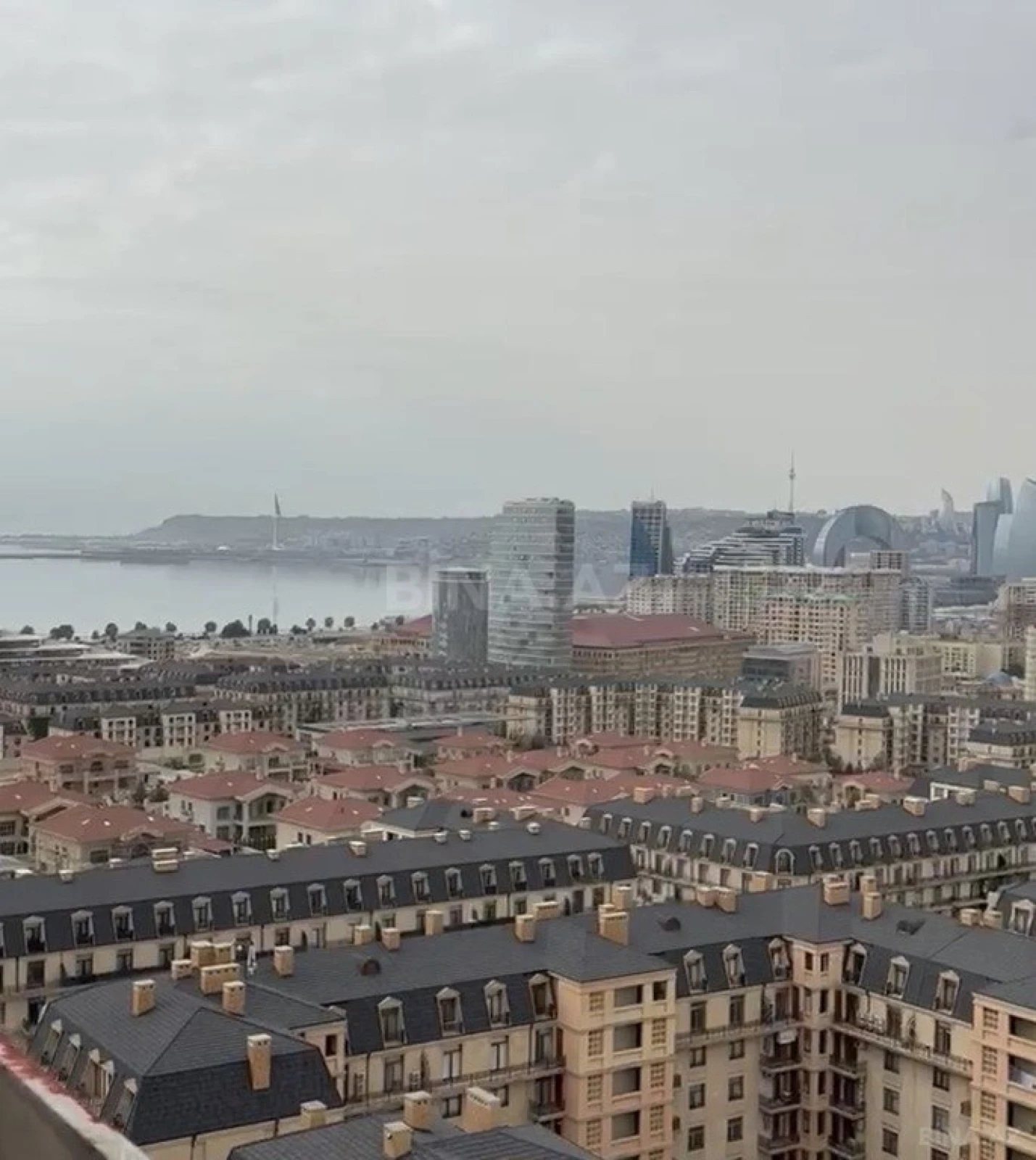 Satılır 7 otaqlı mənzil 395 m²