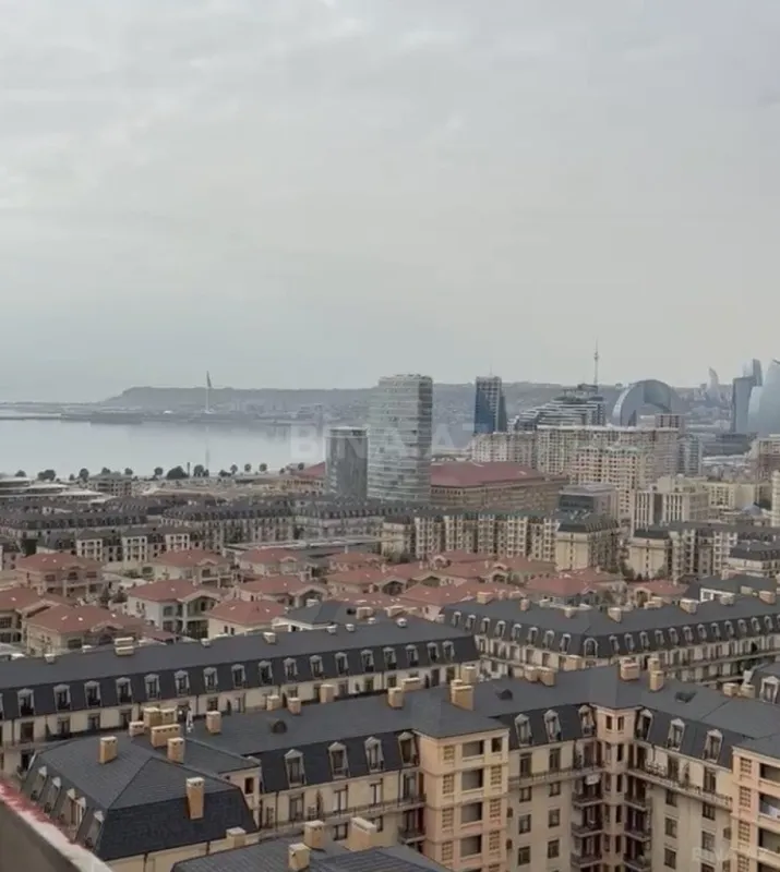 Satılır 7 otaqlı mənzil 395 m²