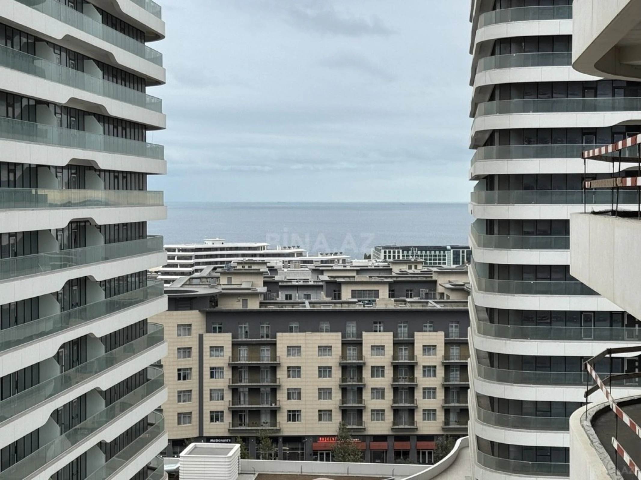 Satılır 7 otaqlı mənzil 395 m²