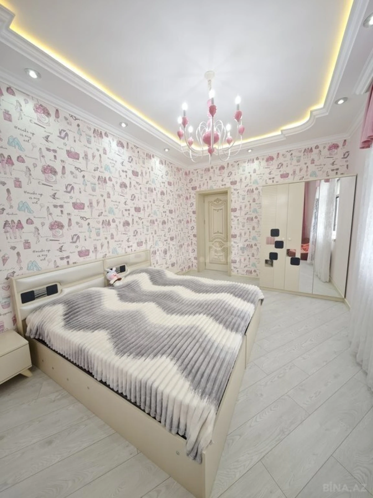 Satılır 8 otaqlı həyət evi 380 m²
