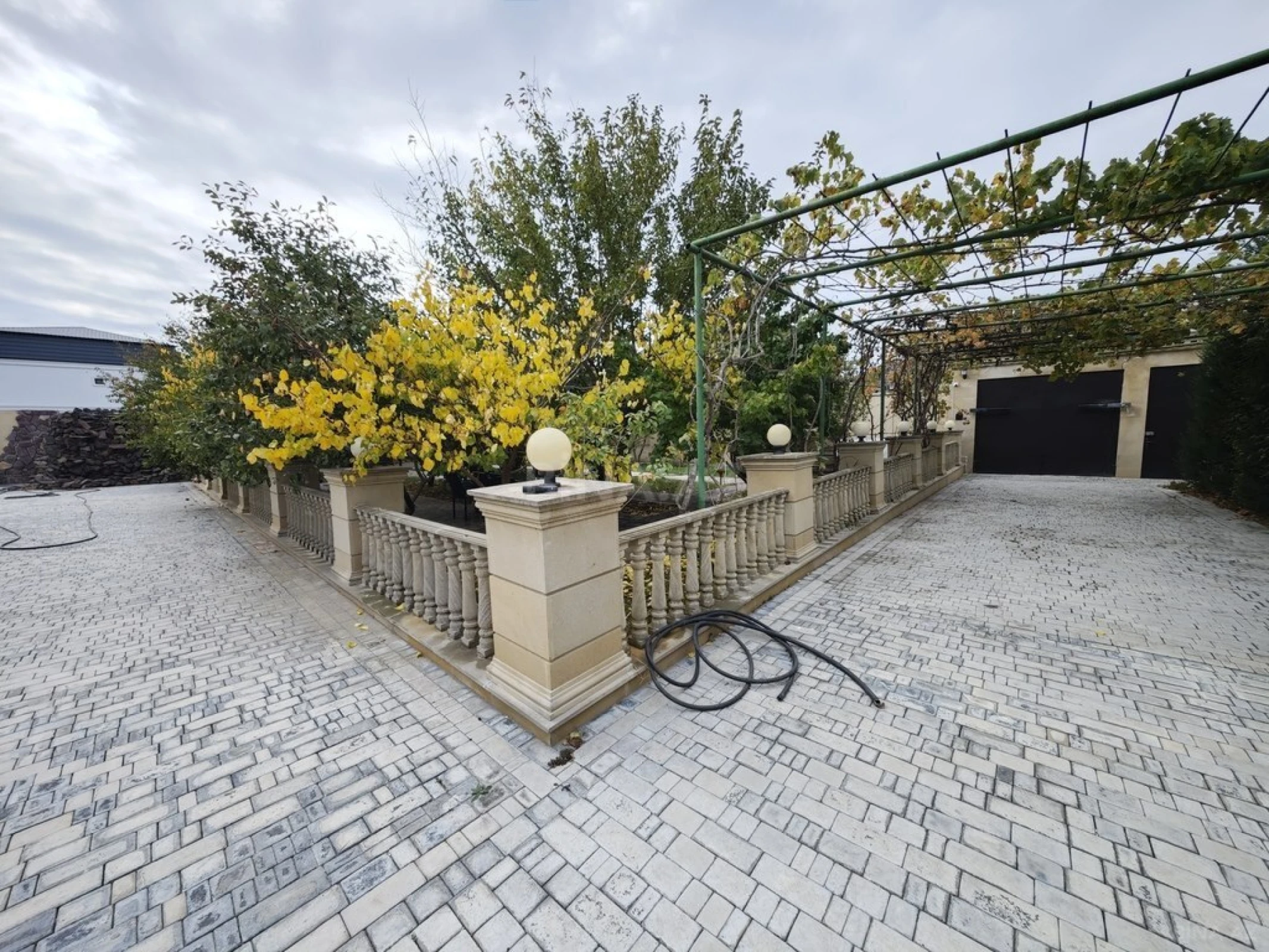 Satılır 8 otaqlı həyət evi 380 m²