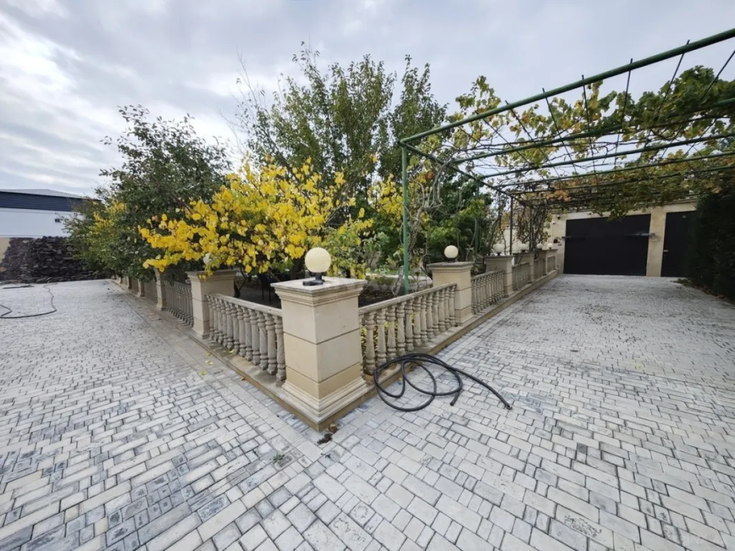 Satılır 8 otaqlı həyət evi 380 m²