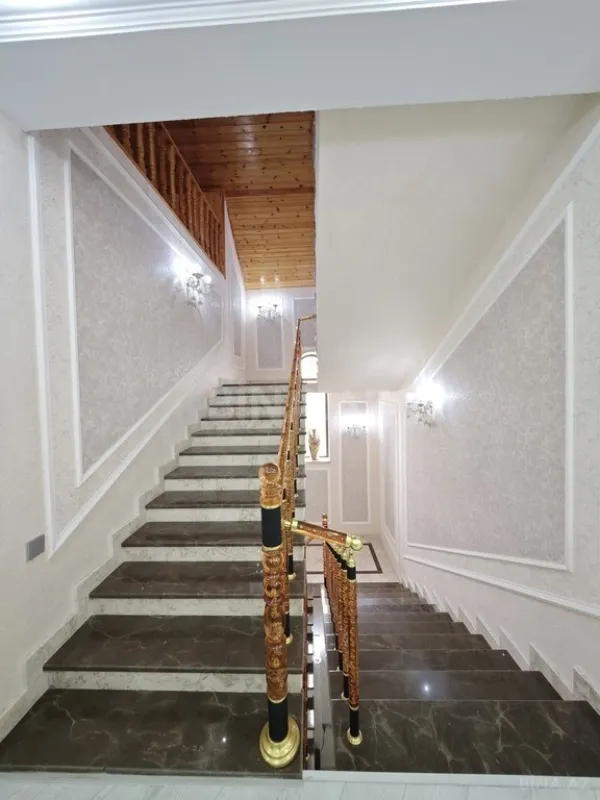 Satılır 8 otaqlı həyət evi 380 m²