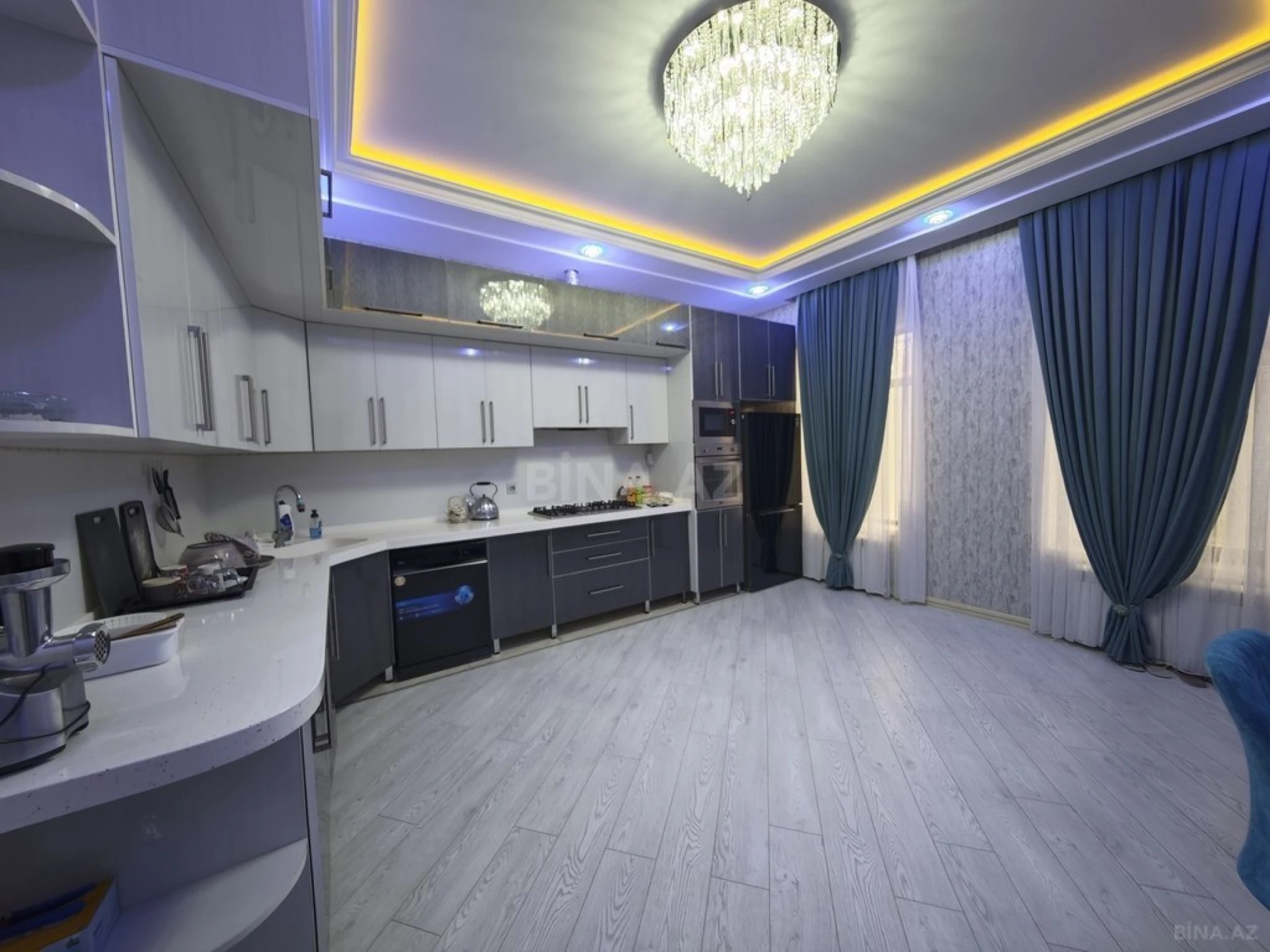 Satılır 8 otaqlı həyət evi 380 m²