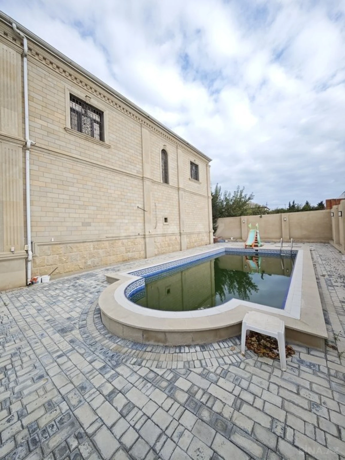 Satılır 8 otaqlı həyət evi 380 m²