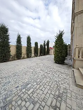 Satılır 8 otaqlı həyət evi 380 m²