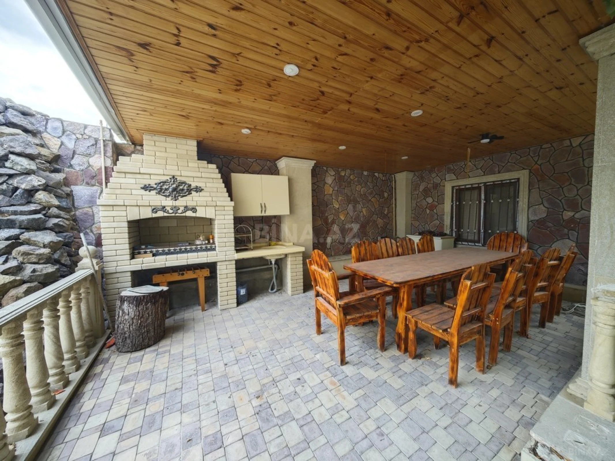 Satılır 8 otaqlı həyət evi 380 m²