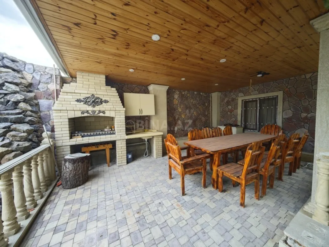 Satılır 8 otaqlı həyət evi 380 m²