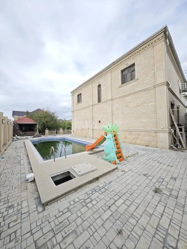 Satılır 8 otaqlı həyət evi 380 m²