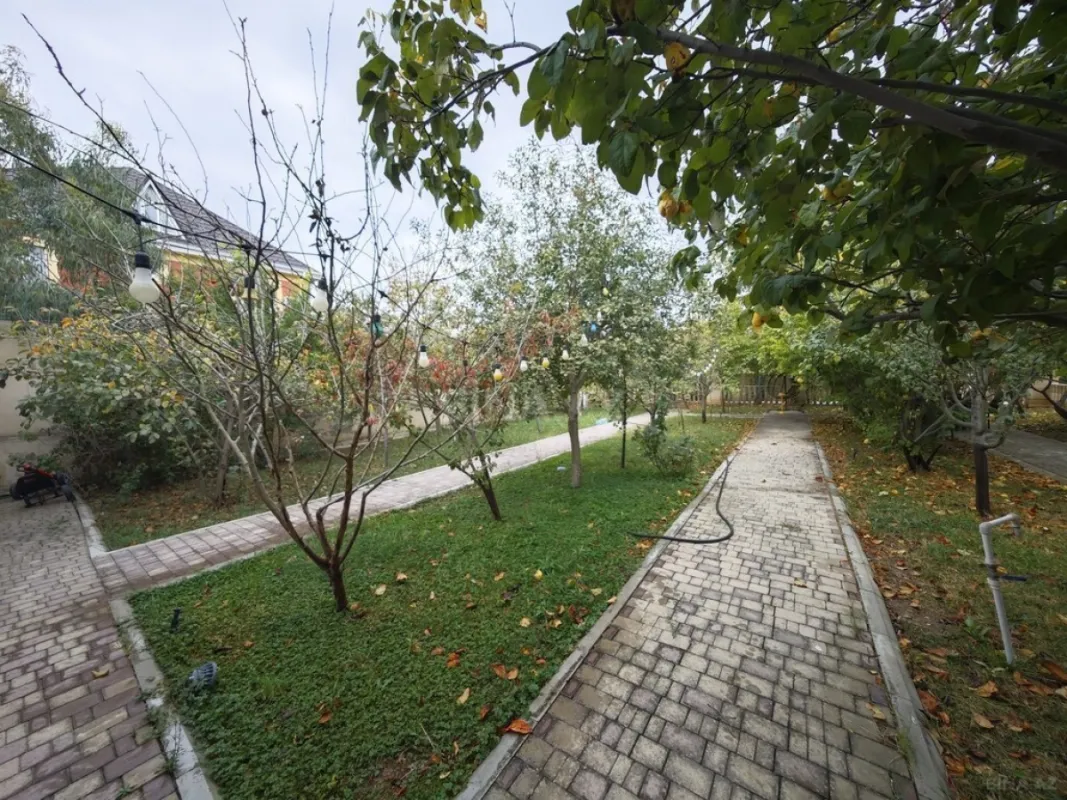 Satılır 8 otaqlı həyət evi 380 m²